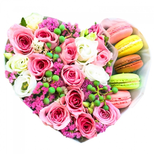 Букет в коробке сердце и макаруны "Удиви любимую"